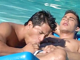 Tanned Hunk Is Sucking His New Lover Right In The Pool